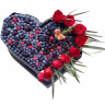 Коробка в виде сердца с красными розами и ягодами «Вкус элегантности»